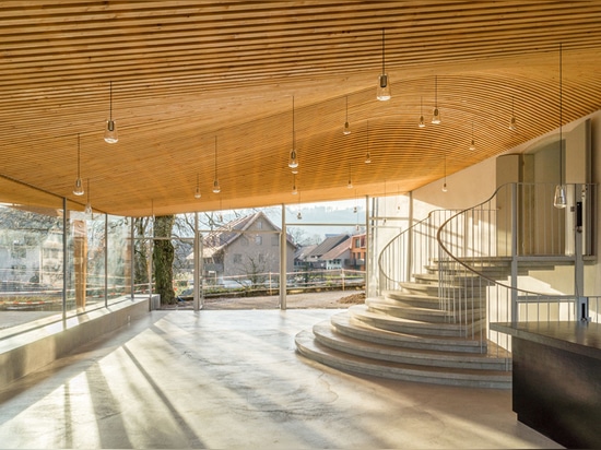 los salis de Gian añaden el salón luz-llenado a la iglesia histórica en Suiza