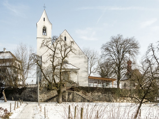 los salis de Gian añaden el salón luz-llenado a la iglesia histórica en Suiza