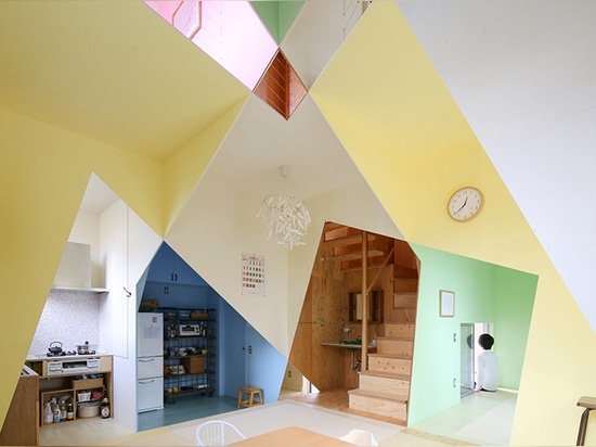 el estudio del arquitecto de kochi aumenta el interior de la casa de la ANECDOTARIO con 7 colores