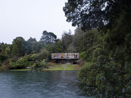 El equilibrio perfecto de la casa de Guna de Pezo von Ellrichshausen