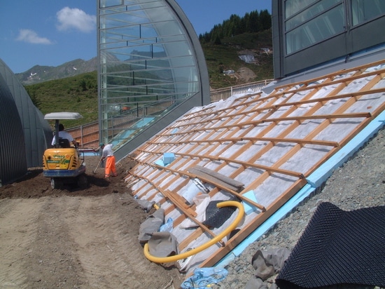 Cabiendo la construcción de madera que se asemeja a una “ayuda de la avalancha “.