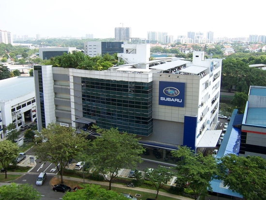 Visión desde un edificio vecino sobre el tejado de las jefaturas de Subaru.