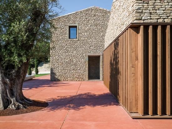 La residencia italiana rural combina exterior de piedra tradicional con los detalles contemporáneos