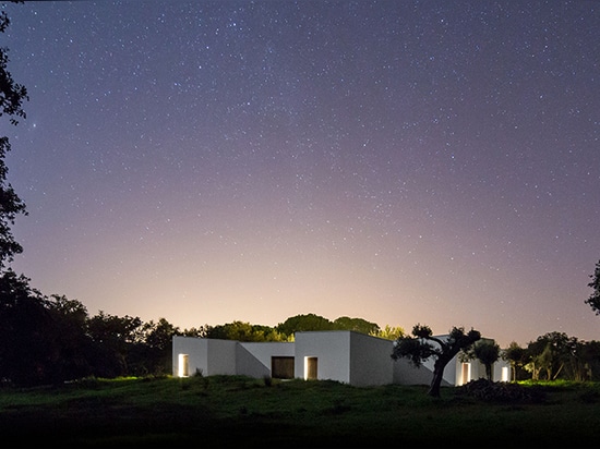 PROMONTÓRIO agrega los volúmenes blancos alrededor de patio en Portugal