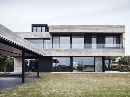 La casa del FSY de REMY en Buenos Aires utiliza un equilibrio ejemplar de materiales nobles