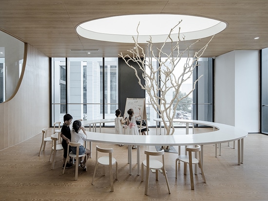 la escuela del arte de los niños de los archstudio ofrece las gamas múltiples de colinas madera-revestidas artificiales