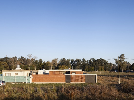 la papá del estudio utiliza el ladrillo y técnicas locales para integrar la casa TR a la urbanización irregular de Buenos Aires