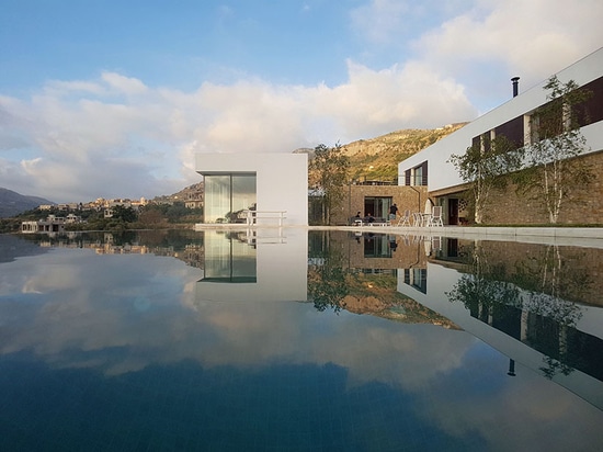 AccentDG diseña un chalet horizontal de la familia en las montañas del chouf de Líbano