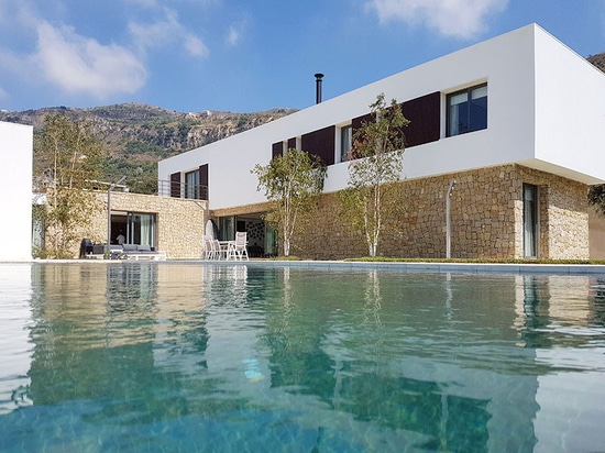 AccentDG diseña un chalet horizontal de la familia en las montañas del chouf de Líbano