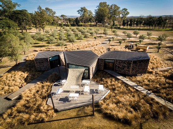 filtros de los arquitectos del morini ligeros con una fachada del registro para el club de golf en la Argentina