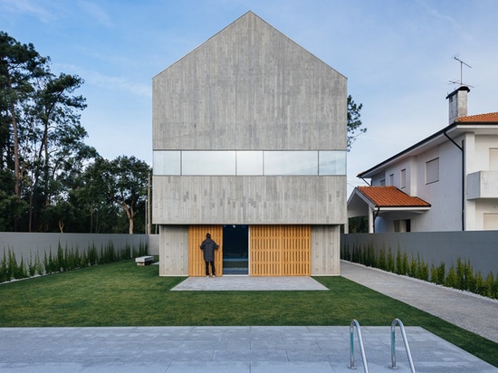 el baseArquitetura termina la casa en espinho con el tablero formó fachadas concretas