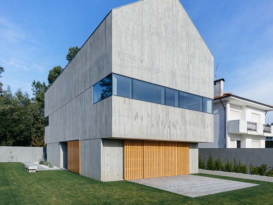 el baseArquitetura termina la casa en espinho con el tablero formó fachadas concretas