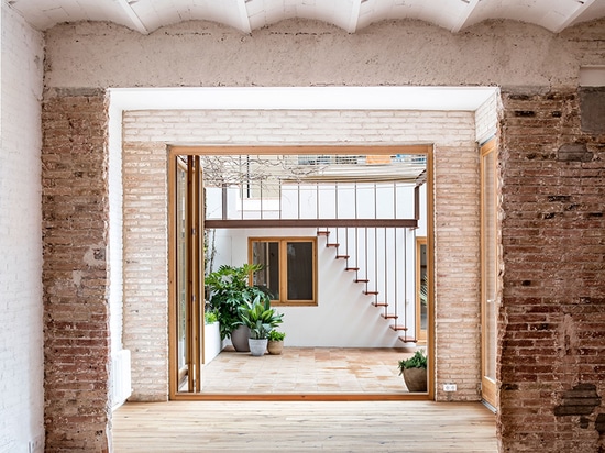 Carlos enriquece entrelaza interior y exterior para la ‘casa de la galería’ en Barcelona