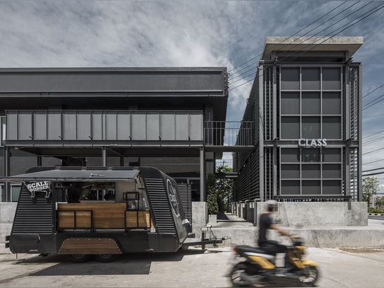 los arquitectos del motivo dan vuelta a un edificio viejo en buriram en un espacio próspero del café para los locals