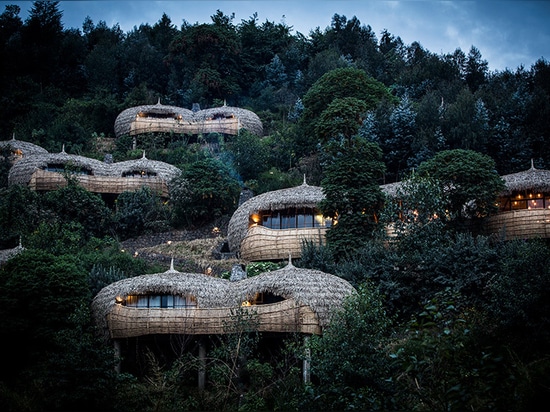 los safaris del desierto abren seis chalets de lujo en Rwanda con los tejados cubiertos con una cúpula, cubiertos con paja