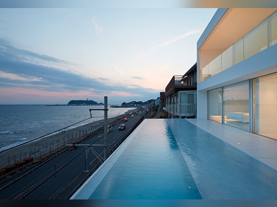 la casa de la playa de los ogawa del shinichi en kanagawa pasa por alto el Océano Pacífico