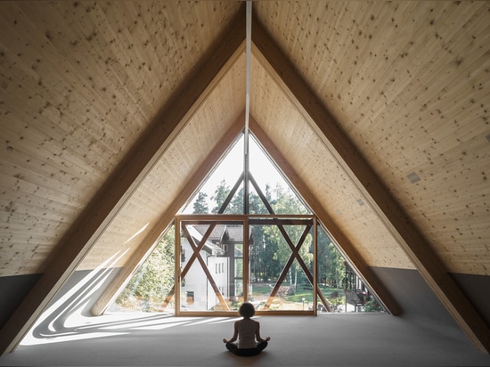 los arquitectos del messner sitúan su capilla nuevamente renovada de San José en el bosque alpino