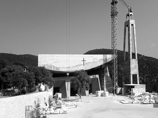 la última iglesia del rafqa del St. de Líbano adopta los principios arquitectónicos de le corbusier