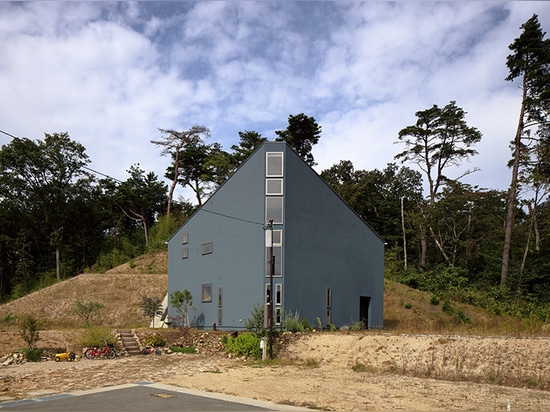 la casa triangular de los arquitectos del fujiwaramuro en Kobe se sienta encima de terreno japonés montañoso