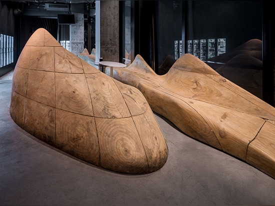 los arquitectos del daipu funden el terreno de la ‘montaña de madera’ con el hormigón para un pub en Chongqing