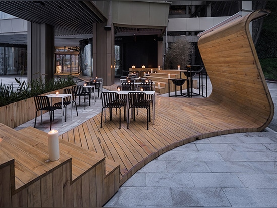 los arquitectos del daipu funden el terreno de la ‘montaña de madera’ con el hormigón para un pub en Chongqing