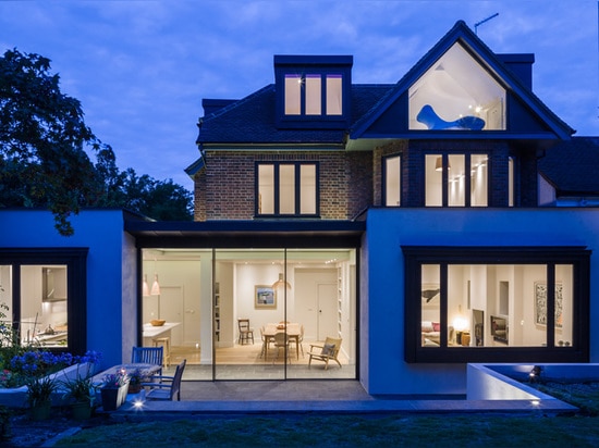 Una extensión contemporánea a la casa de los años 30 de A en Londres