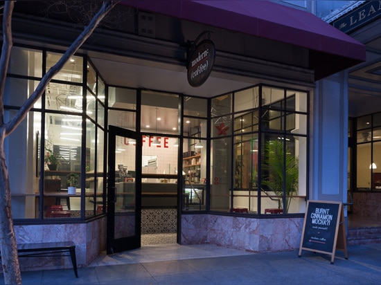 ¿Antes y después? Un espacio al por menor anticuado a una cafetería moderna en Oakland