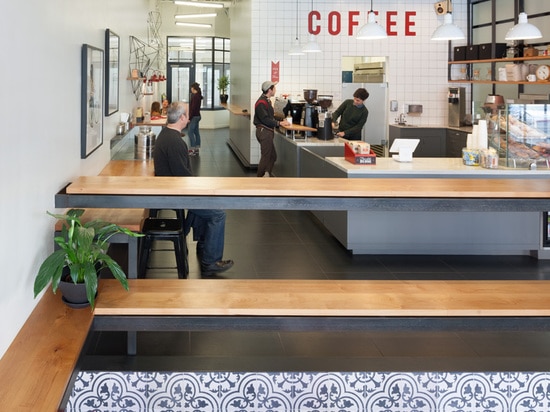 ¿Antes y después? Un espacio al por menor anticuado a una cafetería moderna en Oakland