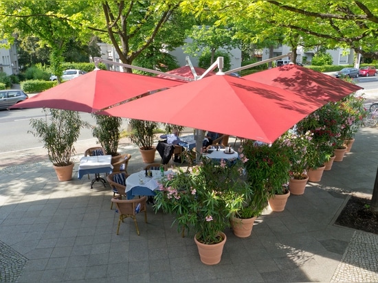 Parasol Amalfi QUADRO 3M x 3M, Burdeos del toldo U408, Burdeos de la tira de ajuste E404, aluminio blanco del marco RAL 9006.