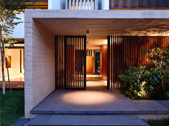 Una adición contemporánea y remodela para una casa en Singapur