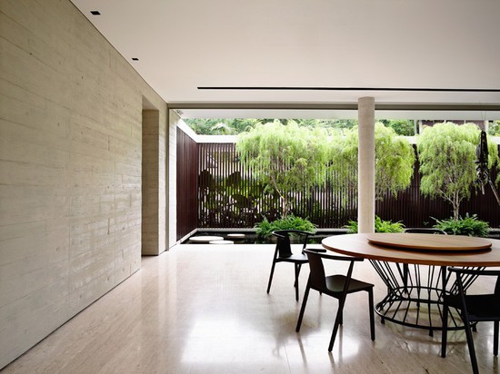 Una adición contemporánea y remodela para una casa en Singapur