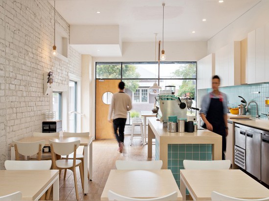 ¿Antes y después? Una oficina de correos vacante vieja transformada en un café