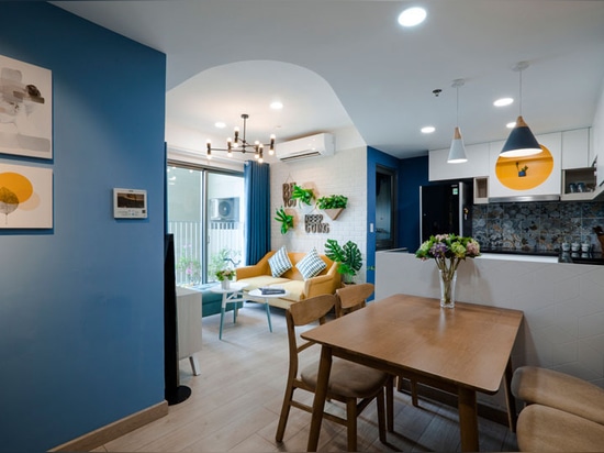 Los estallidos de azul y del amarillo guardan esta diversión del apartamento y de brillante