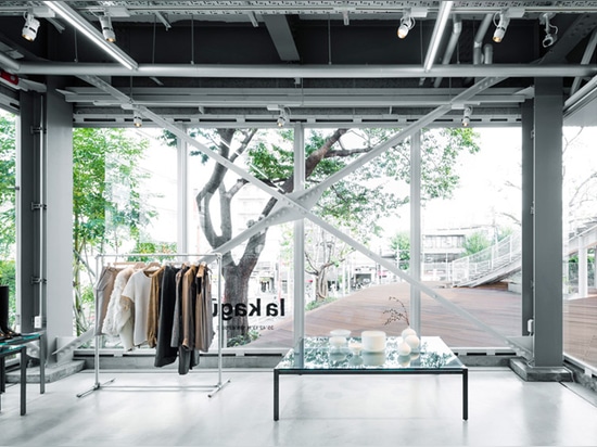 Kengo Kuma transforma un almacén de Tokio en una tienda con estilo llamada La Kagu