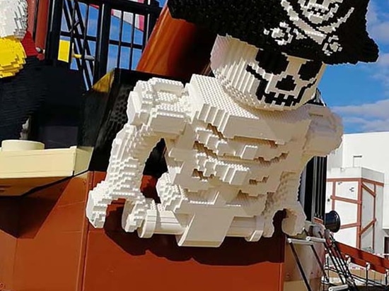 Lappset creativo diseñó y entregó un patio del barco pirata al centro turístico de LEGOLAND Deutschland en Günzburg, Baviera