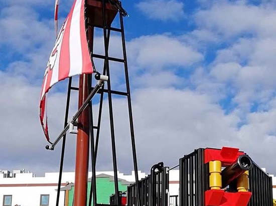 Lappset creativo diseñó y entregó un patio del barco pirata al centro turístico de LEGOLAND Deutschland en Günzburg, Baviera