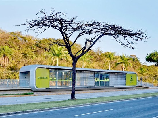 La parada de autobús modular de Gustavo Penna mezcla en el paisaje urbano en el Brasil