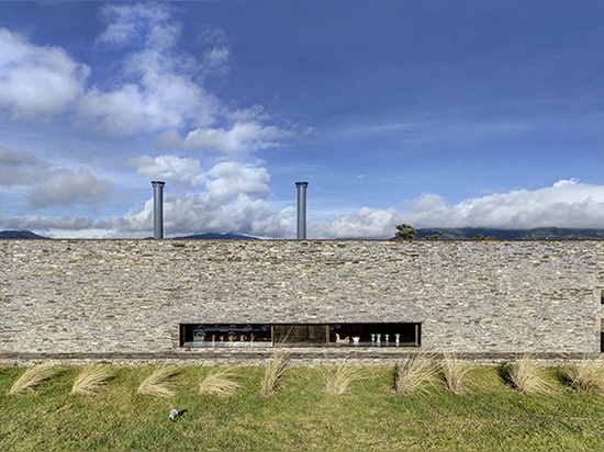 La casa BS es una residencia minimisada revestida en losa local-originaria