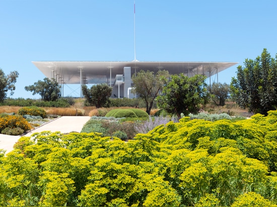 Sin importar donde usted se está colocando en el parque, su ojo se dibuja siempre a la terraza alta del tejado. © SNFCC/Yiorgis Yerolymbos