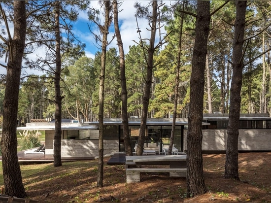 Besonías Almeida Arquitectos crea la casa de verano concreta tablero-marcada