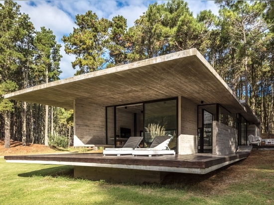 Besonías Almeida Arquitectos crea la casa de verano concreta tablero-marcada