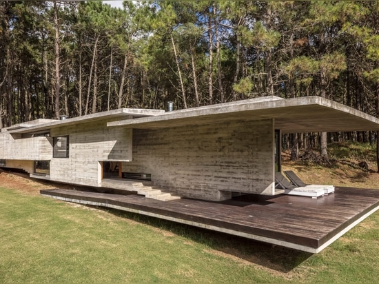 Besonías Almeida Arquitectos crea la casa de verano concreta tablero-marcada