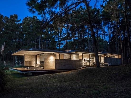 Besonías Almeida Arquitectos crea la casa de verano concreta tablero-marcada