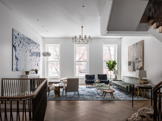 MKCA revisa la casa urbana del Upper East Side con la escalera y muebles de encargo