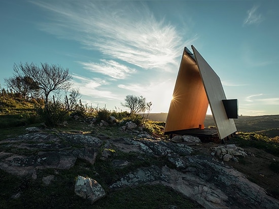 La capilla del sacromonte de MAPA en Uruguay respeta el paisaje negando su confinamiento