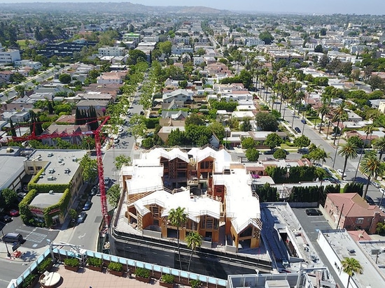 El primer proyecto de los E.E.U.U. de los arquitectos ENOJADOS, un pueblo residencial de la cumbre, remata hacia fuera en Beverly Hills