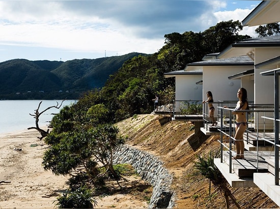 la ‘jerarquía en el amami’ es un pueblo japonés remoto de la playa construido entre el cielo y el mar