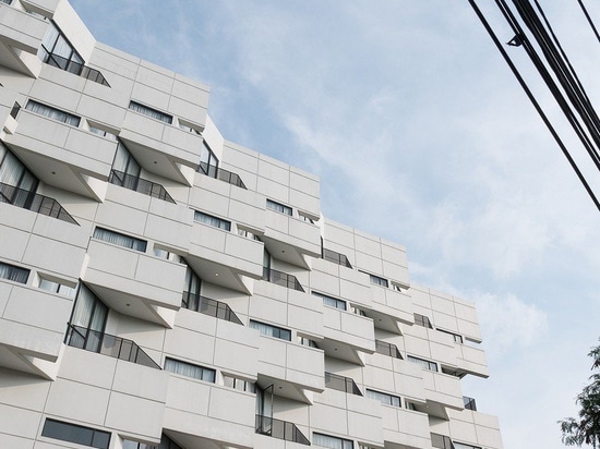 La arquitectura CRUDA diseña un hotel concreto wickering del rivoli en la Jakarta del este apretada