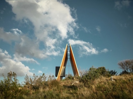 La forma escultural de una capilla prefabricada amplifica el paisaje en Uruguay