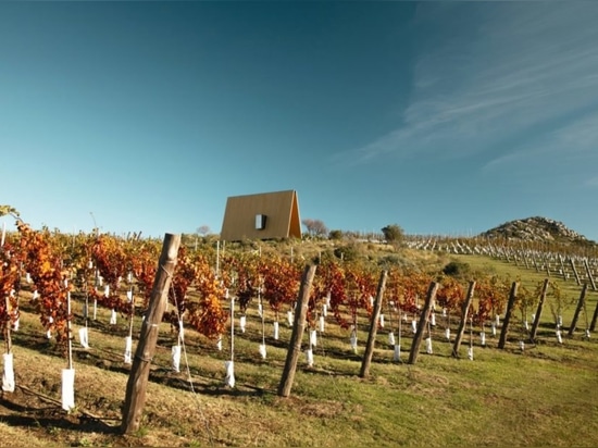 La forma escultural de una capilla prefabricada amplifica el paisaje en Uruguay